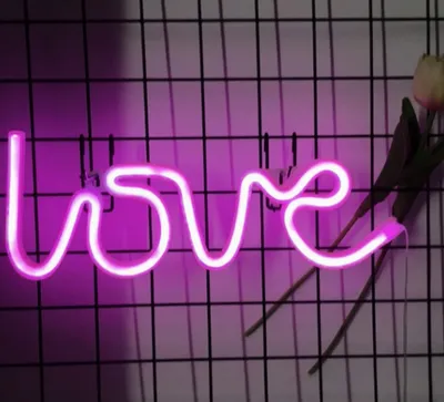 Produktbild von LED Love Lamp - Neon Pink -Wandmontage - USB & Batterie - Stimmungsvolles Licht für Mancave, Bar oder Schlafzimmer - Dekorative Tischlampe