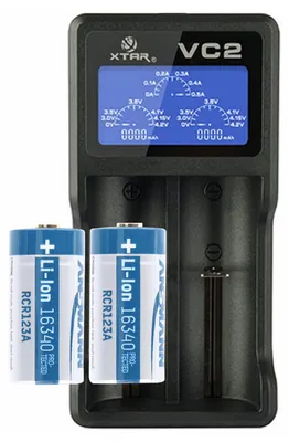 Produktbild von 2 Stück CR123A Li-Ion Akku mit bis zu 850mAh und USB-Ladegerät mit großem Display, mit bis zu 0,5Ah Ladestrom