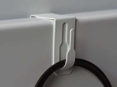 Produktbild von 10x Fensterhaken/Dekohaken/Fensterklipp/Klemmträger in weiß für Fensterdekoration, Fensterbilder, Lichterketten uvm. oder Vitragestangen – klein, dezent, unauffällig , Klemmbereich 15-20 mm