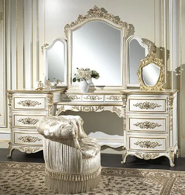 Produktbild von Casa Padrino Luxus Barock Schlafzimmer Set Weiß / Gold - 1 Schminkkommode & 1 Spiegel & 1 Sessel - Prunkvolle Schlafzimmer Möbel - Hotel Möbel - Schloss Möbel - Luxus Qualität -  Italy