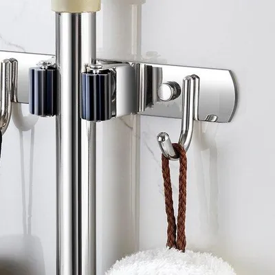 Productafbeelding van Unyqoos® Wandhouder en organizer voor bezems, mops en schoonmaakaccessoires – roestvrij staal, 2 klemmen en 3 haken, zelfklevend of schroefbaar