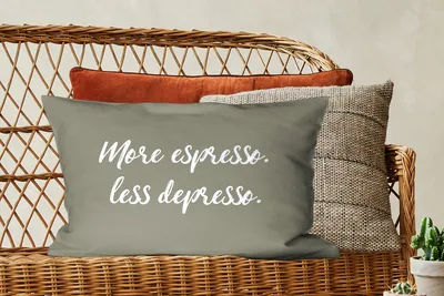 Produktbild von MuchoWow® Zierkissen Sofakissen Wohnzimmer Dekokissen 60x40 cm Zitate - Mehr Espresso. Weniger Depresso. - Zitate - Kaffee - Kopfkissen - Polster mit Foto