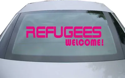 Produktbild von Indigos UG - Aufkleber Heckscheibe & Motorklappe DE6911 - pink - 600x150 mm - Refugees Welcome - Auto Scheiben Fenster Heckklappe Tuning Racing JDM - Die cut