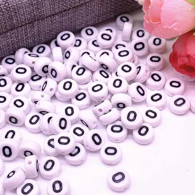 Zdjęcie produktu dla Koraliki z literami, 30 sztuk, 4x7 mm, białe z czarnym, okrągłe, litera O