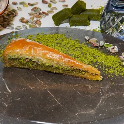 Produktbild von Famous Gaziantep Koçak Carrot Slice Baklava - Rich Pistachio & Flaky Baklava - 1000 Gram