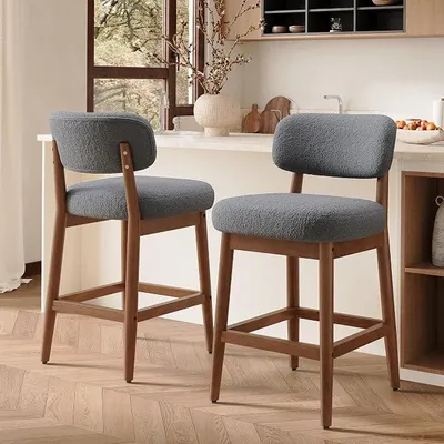 Imagen del producto de Juego de 2 taburetes de bar con respaldo, tapizados en tejido bouclé, con estructura de madera maciza, ideales para barras de cocina y bares domésticos, color gris