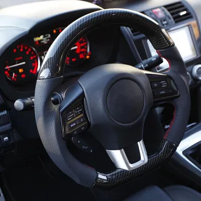 Obrázek produktu pro Volant z uhlíkových vláken, vyrobený z předtvarované kůže s červeným prošíváním, vhodný pro WRX/STI 2015-2020