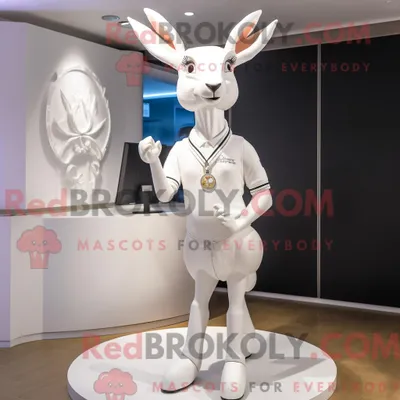 Produktbild von Maskottchen REDBROKOLY eines weißen Rehs mit Poloshirt und Ringen