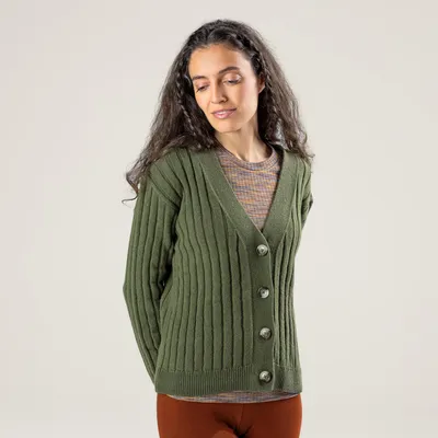 Produktbild von Damen-Strickjacke „Pirala“ in Dark Olive von Living Crafts