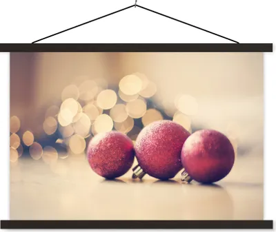 Produktbild von MuchoWow® Textilposter Drei rote Kugeln und Weihnachtsbeleuchtung 150x100 cm mit schwarzem Rahmen - Schlafzimmer