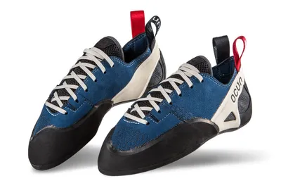 Schnür-Kletterschuhe "ADVANCER LU" von Ocun in Blau und Schwarz mit weißen Schnürsenkeln und rotem Zugband.