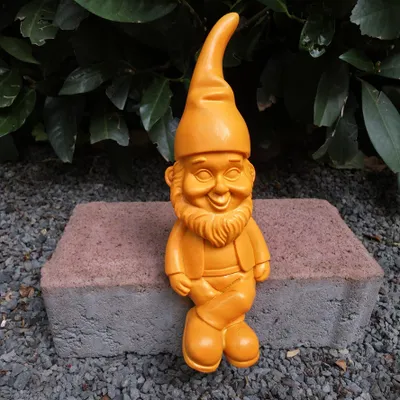 Produktbild von Gartenfigur Gartenzwerg Kantensitzer Orange 18 cm