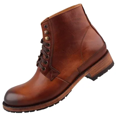 Auf dem Bild ist ein brauner Stiefel zu sehen der von der Seite betrachtet wird. Die Oberfläche des Stiefels wirkt aus robustem Material und zeigt eine markante Schnürung.