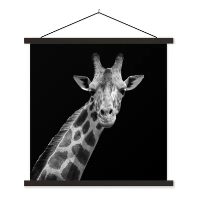 Produktbild von MuchoWow® Textilposter Giraffe - Wildtiere - Schwarz-Weiß - Porträt 120x120 cm mit schwarzem Rahmen - Aufhängungsset