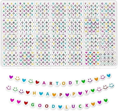 Produktbild von 1400 Stück A-Z Buchstabenperlen, Alphabet Perlen für Armbänder, 7 mm Perlen zum Auffädeln, Armbänder Selber Machen Buchstaben Perlen und bunte Smiley Herz Perlen für Schmuck DIY Crafts
