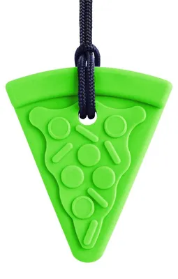 Imagen del producto de ARK Therapeutic Kaukette: Pizza, juguete sensorial, color verde lima. Accesorio para masticar con forma de pizza texturizada, con "ingredientes" sensoriales adicionales para estimular los sentidos.