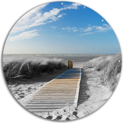 Produktbild von Wallario rundes Outdoor-Poster für Garten oder Balkon, Motiv Auf dem Holzweg zum Strand in schwarz-weiß Optik, 60 cm Durchmesser