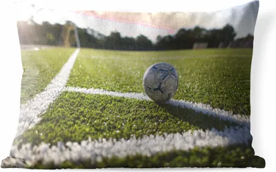 Produktbild von MuchoWow® Outdoor Kissen - Der Ball ist auf der Eckstoßlinie - 50x30 cm - Wetterfest - Lounge Kissen - Sofa kissen - Wohnzimmer Dekoration