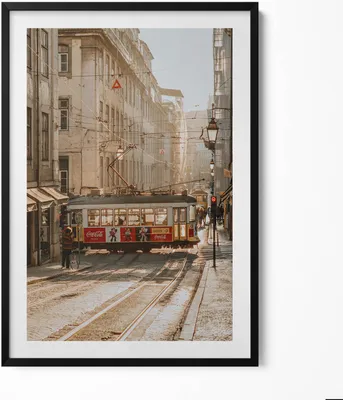 Produktbild von Blick auf Lissabon und Straßenbahn– Wandbild mit Rahmen – Gerahmtes Bild  – Wanddekoration – 70x100 cm –  Schwarz Rahmen