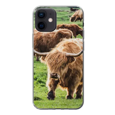 Produktbild von MuchoWow® Handyhülle Schutzhülle Hülle für iPhone 12 Schottische Highlander - Tiere - Gras Silikon Softcase Handy Hülle - Schutzhülle