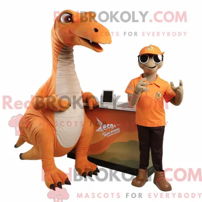 Obrázok produktu pre Maskot spoločnosti REDBROKOLY, dinosaurus Orange Parasaurolophus, oblečený v košeli typu Henley a s hodinkami