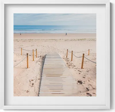 Produktbild von Holzpfad auf dem Sand– Wandbild mit Rahmen – Gerahmtes Bild  – Wanddekoration – 50x50 cm –  Weiß Rahmen