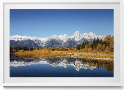 Produktbild von Bergsee und Herbstbäume– Wandbild mit Rahmen – Gerahmtes Bild  – Wanddekoration – 100x70 cm –  Weiß Rahmen