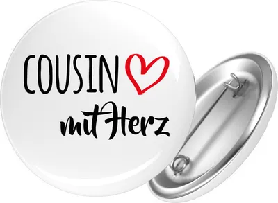 Produktbild von Huuraa Button Cousin mit Herz 59mm rund mit Sicherheitsnadel Ansteckbutton Geschenkidee