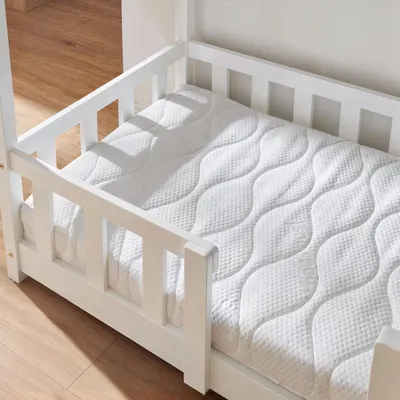 Produktbild von Kinderbett 'Treviolo' mit Matratze und Rausfallschutz 70x140cm Weiß