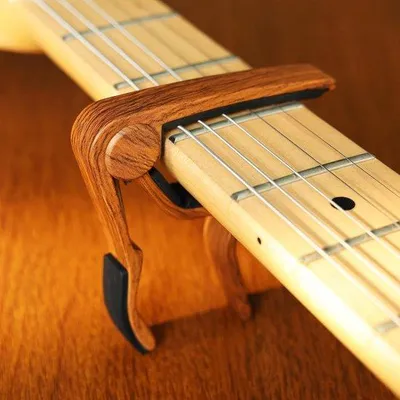 Produktbild von Hölzernes Gitarren-Capo für Akustik- und E-Gitarren, Bass, Ukulele - inklusive 5 Plectrums