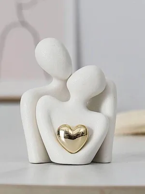 Image de Sculpture en céramique représentant un couple. Décoration pour le salon, la chambre à coucher ou le bureau. Pièce unique pour les couples, un anniversaire ou une fête.