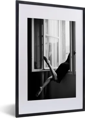 Produktbild von MuchoWow® Gerahmtes Poster Fenster - Frau - Architektur - Schwarz - Weiß 40x60 cm - Poster mit Schwarzem Bilderrahmen Wandposter Rahmen Foto Bilder - Poster in Rahmen