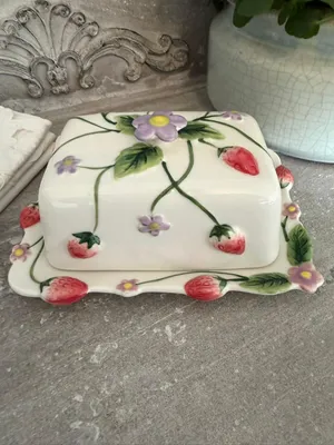 Produktbild von Wunderschöne Butterdose Erdbeere, Butterglocke Keramik, Spülmaschienenfest