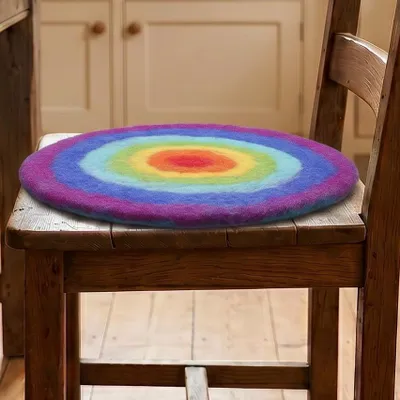 Produktbild von Filz Stuhlauflage, Boho Sitzkissen, Handgefertigtes Rundes Filzkissen 35 cm - Regenbogen, Mehrfarbig, Wolle, Meditationskissen & Sitzkissen