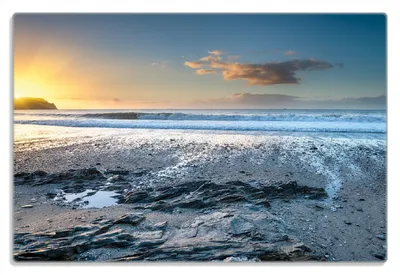Produktbild von Wallario Frühstücksbrettchen aus Glas 20 x 30 cm mit rutschfesten Füßen, Motiv Einsamer Strand in Cornwall  England