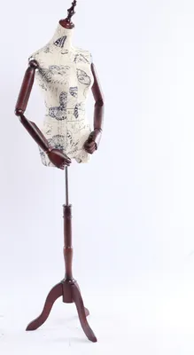 Produktbild von B9-0 weibliche Schneiderpuppe, stoffbezogenen Oberkörper mit Deckel aus Holz ,Arme und Finger aus Holz beliebig verstellbar, dunkler Holzstand