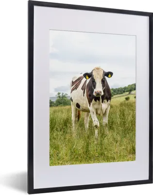 Produktbild von MuchoWow® MuchoWow® Gerahmtes Poster Kuh - Gras - Schwarz - Weiß 30x40 cm - Poster mit zchwarzem Bilderrahmen - Wandposter Schlafzimmer