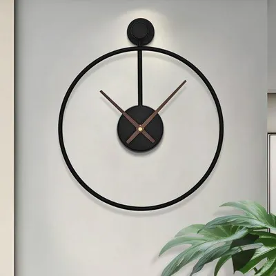 Image de Ibenzoa® Horloge murale moderne – design rond en métal avec aiguilles en bois, mouvement silencieux, cadre en fer robuste, prête à être installée, idéale pour le salon et le bureau