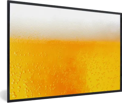 Produktbild von MuchoWow® Gerahmtes Poster Nahaufnahme eines goldenen Bieres 90x60 cm - Poster mit Schwarzem Bilderrahmen Wandposter Rahmen Foto Bilder - Fotorahmen - Foto-Plakat