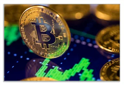 Produktbild von Wallario Frühstücksbrettchen aus Glas 20 x 30 cm mit rutschfesten Füßen, Motiv Bitcoin im Marktgeschehen