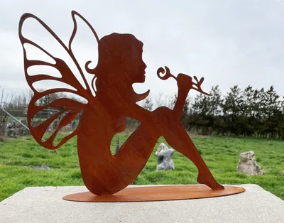 Produktbild von Gartenfigur Elfe riecht am Blume 40x38cm auf Platte Edelrost Gartendeko Wetterfest Rost Metall Rostfigur Fee Gartenelfe Gartenfee