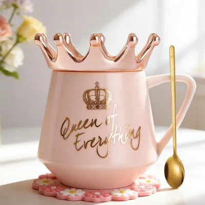 Zdjęcie produktu dla Ceramiczna filiżanka z pokrywką i łyżeczką, 350 ml, różowa, "Królowa wszystkiego"