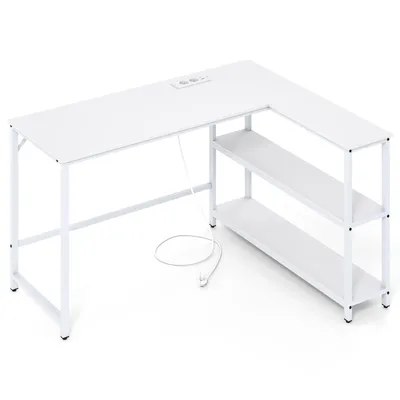 Zdjęcie produktu dla COSTWAY 131x106cm biurko w kształcie litery L, biurko narożne z gniazdkami elektrycznymi, portem USB do ładowania, półką i metalową ramą, biurko do gier, narożne biurko komputerowe białe