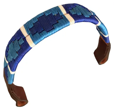 Immagine prodotto di Carlos Diaz, designer. Vera pelle, rifinita con cera, ricamata. Modello "Gaucho", polo, cavallo, guinzaglio