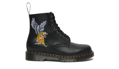 Obrázok produktu pre Dr. Martens 1460 Souvenir Vyšívané kožené čižmy - čierne, 3