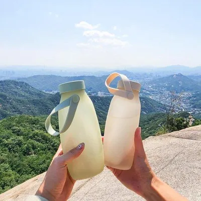 Produktbild von Flexibles Reisegepäck Set aus 2 leichten, faltenfähigen Silikon- Wasserbechern für Trekking, Outdoor-Aktivitäten, leckgeschützte Isolierbecher