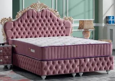 Produktbild von Casa Padrino Barock Doppelbett Rosa / Weiß / Antik Gold - Prunkvolles Samt Bett mit Glitzersteinen und Matratze - Schlafzimmer Set im Barockstil