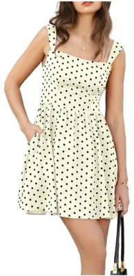 Imagen del producto de Vestido mini con corte en A, estampado de lunares y cuello redondo, ideal para fiestas informales