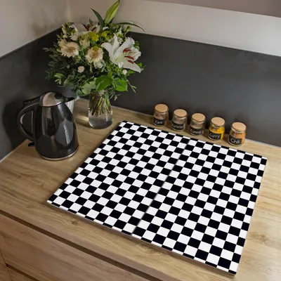 Produktbild von banjado Herdabdeckplatte zweiteilig je 30x52cm groß mit Gummi Abstandshalter, ESG Sicherheitsglas mit Motiv Karo Schwarz [HAP2 10608]