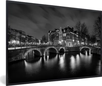Produktbild von MuchoWow® MuchoWow® Gerahmtes Poster Keizersgracht Amsterdam bei Nacht - schwarz und weiß 30x20 cm - Poster mit zchwarzem Bilderrahmen - Kunstdruck - Bild-Poster
